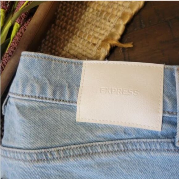 Express Mid Rise Light Wash '70s Flare Jeans NWT 8R - Picture 4 of 9